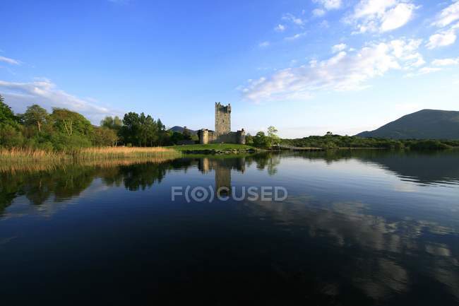 Vista del castillo contra el agua , - foto de stock