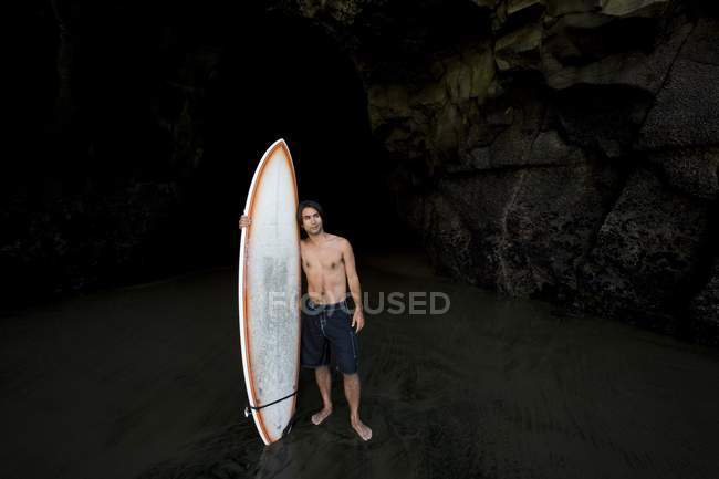 Surfer Inside A Cave At Muriwai New Zealand — Stock Photo