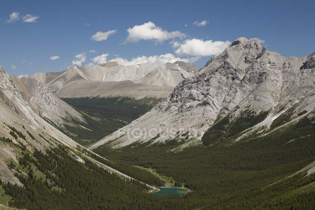 Гірське озеро в долині — стокове фото