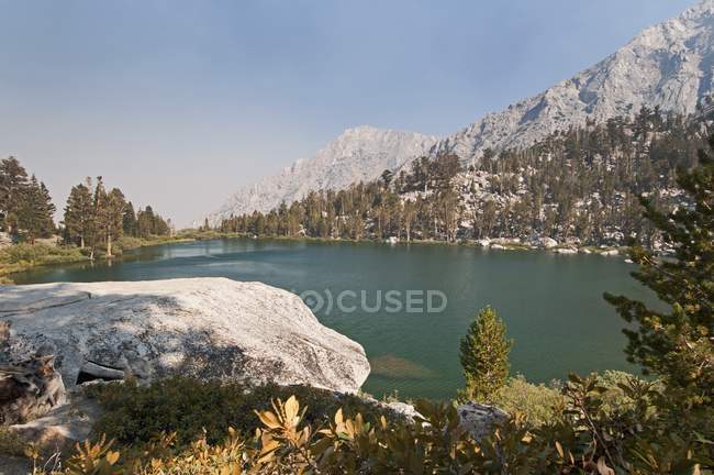Гірське озеро пішки — стокове фото