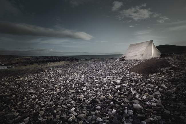 Tenda na costa ártica — Fotografia de Stock