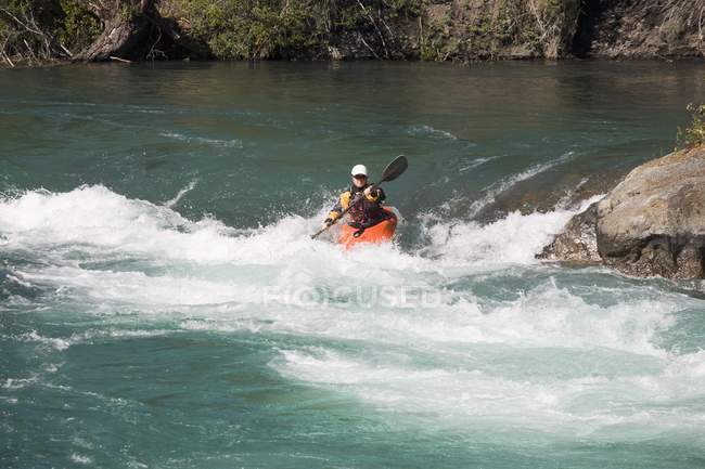 Rafting kayaker femminile nelle rapide dell'Alberta, Canada — Foto stock