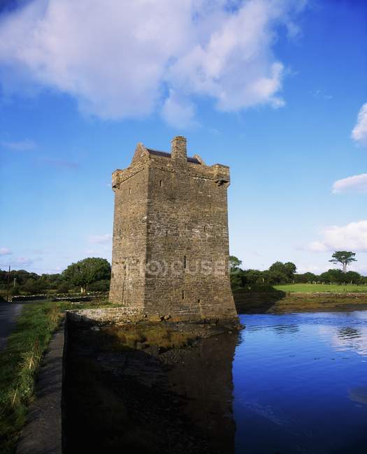 Castillo de Rockfleet reflejado en el agua - foto de stock