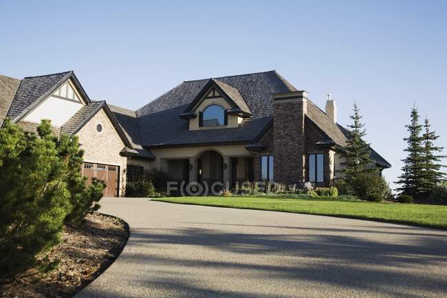 Residential house in neighborhood of St Albert, Alberta, Canada — Stock Photo