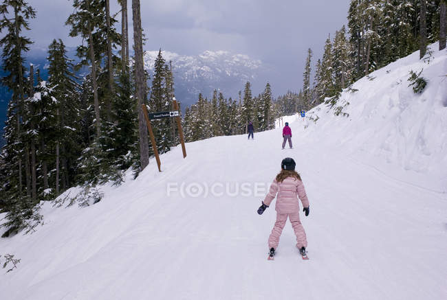 Esquiadores Esquí en pista - foto de stock