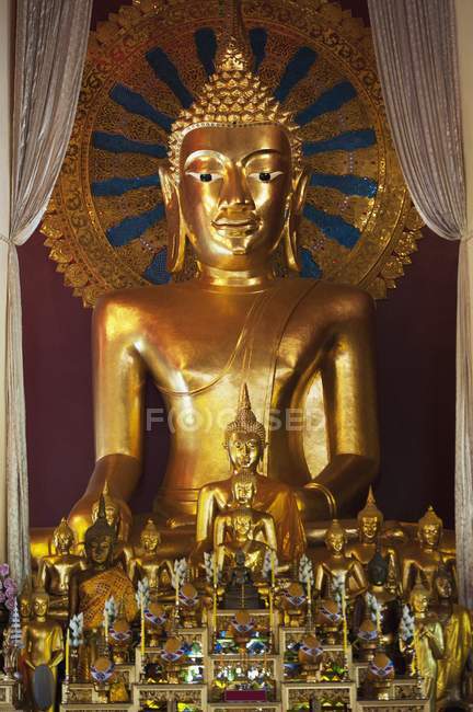 Estatua budista en el templo de Wat Phra Singh - foto de stock
