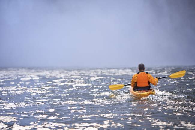 Rear View Of Man Kayaking Near Snoqualmie Falls, Washington, USA — Stock Photo