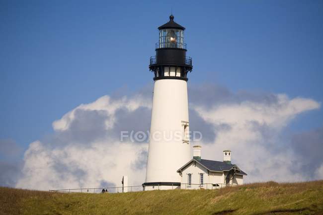 Lighthouse with small house — Stock Photo