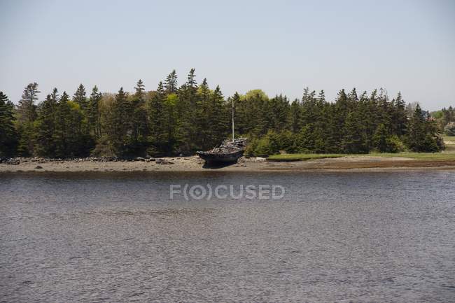 Um barco destruído abandonado — Fotografia de Stock