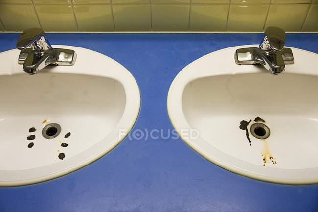 Dos lavabos con óxido - foto de stock