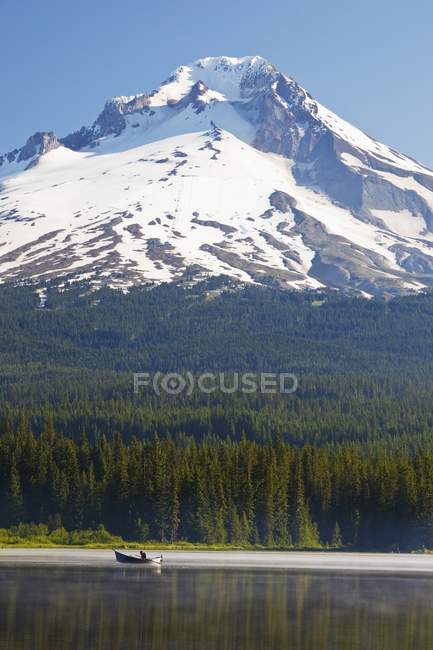 Boating In Trillium Lake With Mount — Stock Photo
