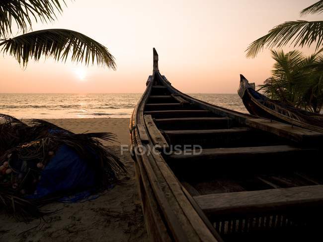 Duas canoas na praia — Fotografia de Stock