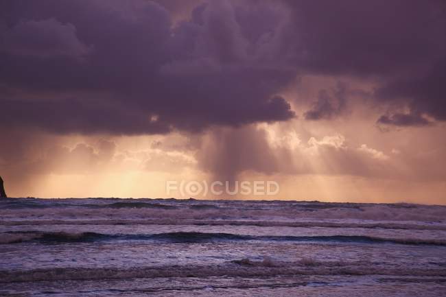 Nuvole di tempesta sull'acqua — Foto stock