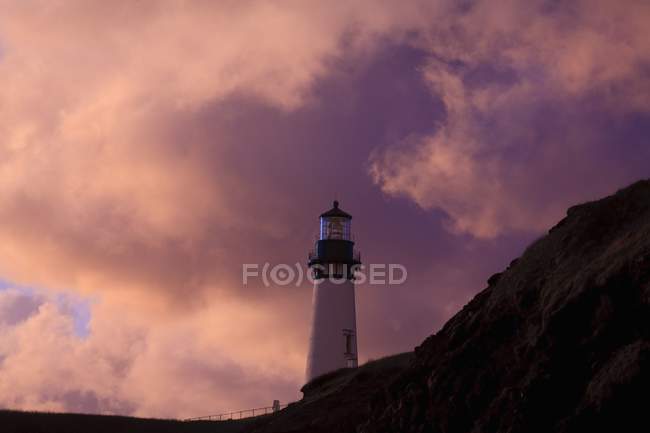 Nuages de tempête sur le phare de Yaquina Head — Photo de stock