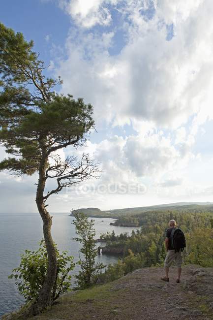Uomo in piedi sulla riva O — Foto stock