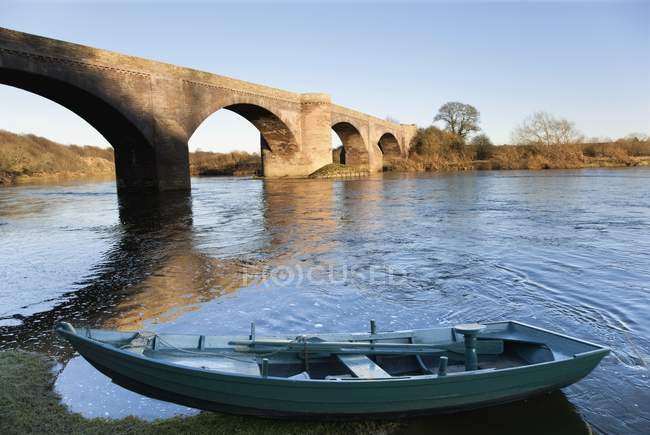 Barca ormeggiata sul bordo di un fiume — Foto stock