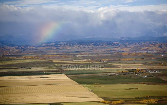 Arco-íris sobre montanhas com nuvens — Fotografia de Stock