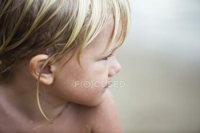 Porträt eines Mädchens mit blauen Augen und blonden Haaren — Stockfoto