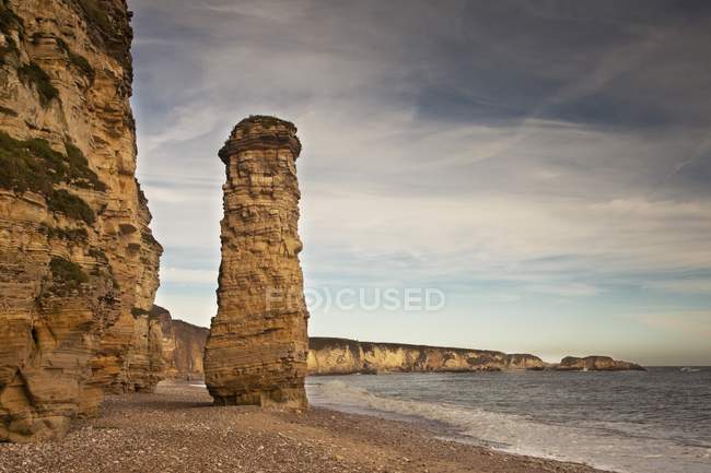 Une grande formation rocheuse sur le rivage — Photo de stock