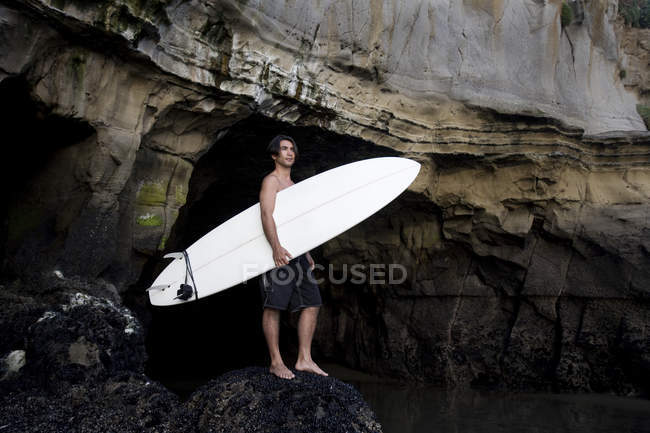 Um surfista em Muriwai Beach Nova Zelândia — Fotografia de Stock