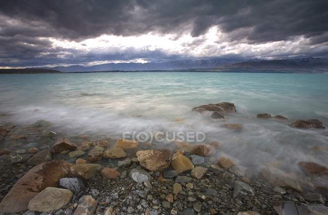 Озеро Пукаки с облачным небом — стоковое фото