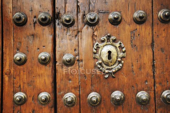 Старі дерев'яні двері — стокове фото