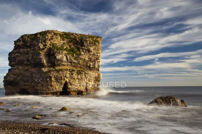 Grande formazione rocciosa al largo della costa — Foto stock