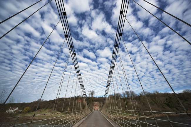 Brücke mit hohen Metallstützen — Stockfoto