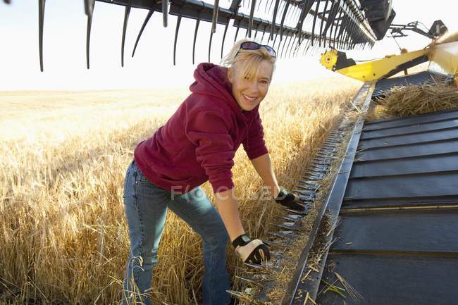 Woman Works On Combine — Stock Photo