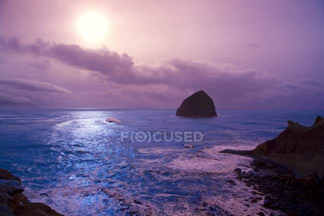 Haystack Rock au coucher du soleil — Photo de stock