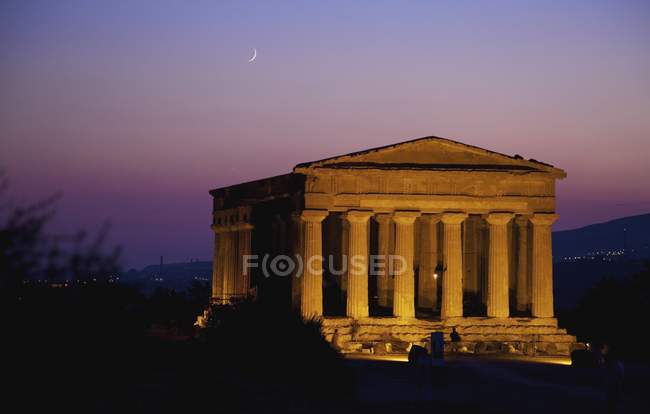 Греческий храм с огнями — стоковое фото