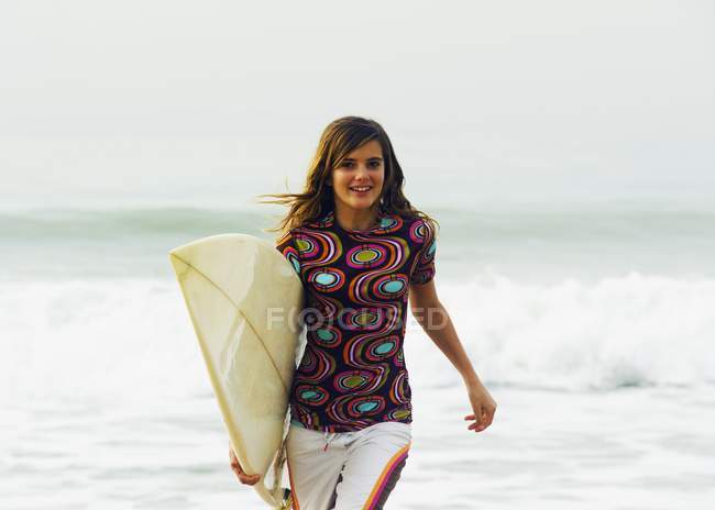 Junge Frau mit Surfbrett am Strand. tarifa, cadiz, andalusien, spanien — Stockfoto