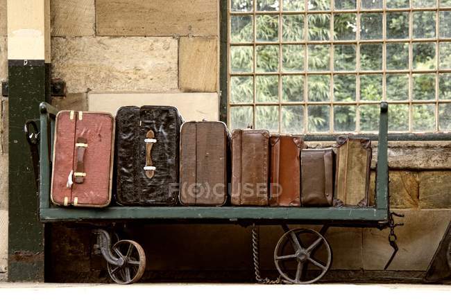 Valises sur un chariot à bagages — Photo de stock