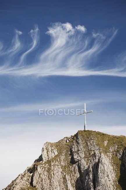 Montanha pico com cruz — Fotografia de Stock