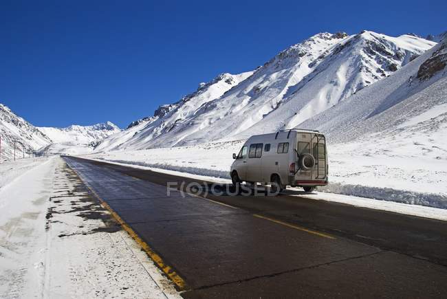 Camionnette camping-car sur le bord de la route — Photo de stock