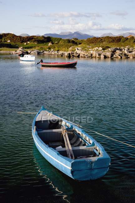Bateaux colorés dans l'eau ; Roundstone, comté de Galway, Irlande — Photo de stock