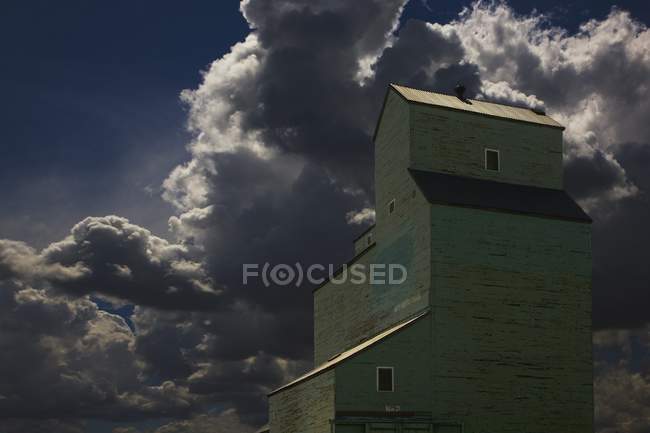 Nubes sobre elevador de grano - foto de stock