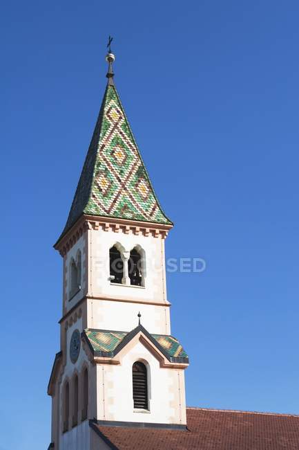 Церковна вежа на тлі блакитного неба — стокове фото