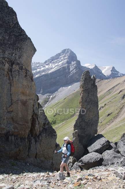 Mulher caminhando nas montanhas — Fotografia de Stock