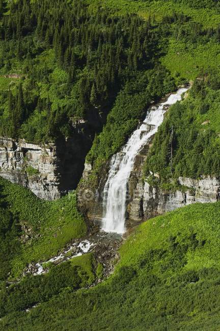 Большой водопад на открытом воздухе — стоковое фото