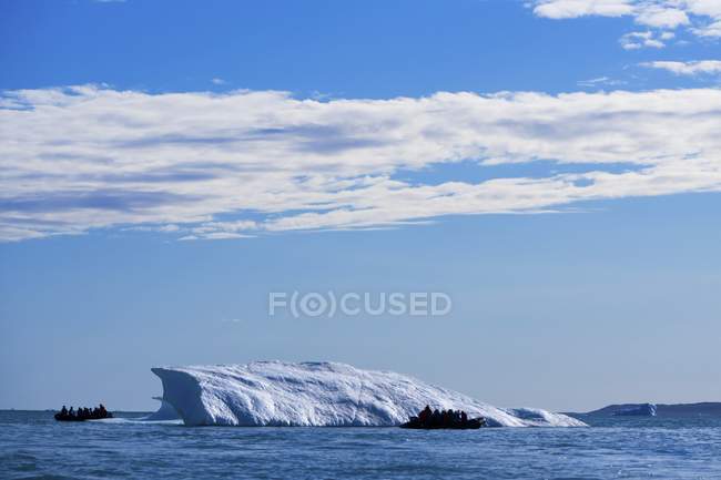 Barcos en Iceberg en agua - foto de stock