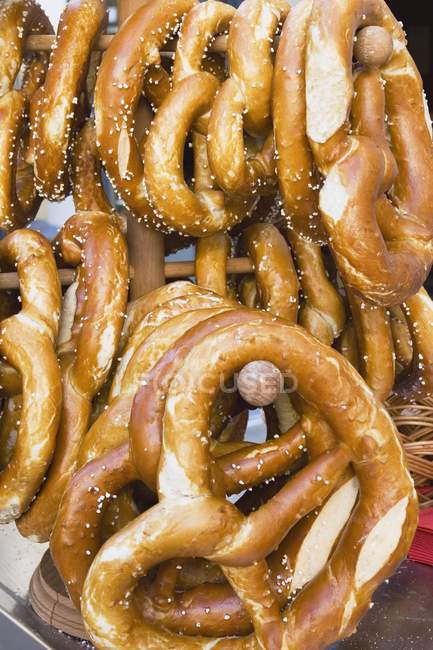 Vista de cerca de sabrosos pretzels horneados - foto de stock
