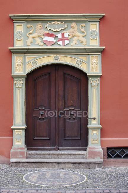 Puerta de madera pintada - foto de stock