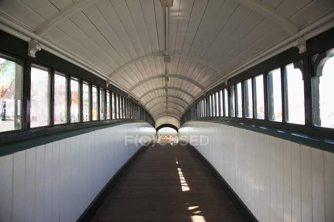 Pasarela peatonal cubierta en Tynemouth, Tyne and Wear, Inglaterra - foto de stock