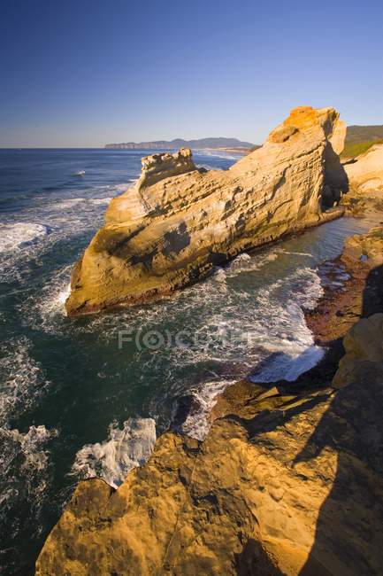 Скелястий пляж з водою — стокове фото