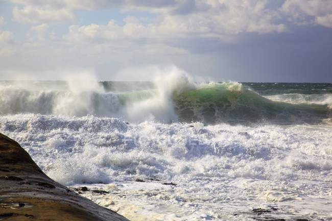 Wellen krachen in Küstennähe — Stockfoto