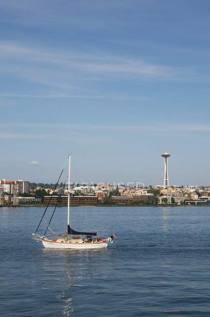 Seattle Skyline und Segelboot — Stockfoto