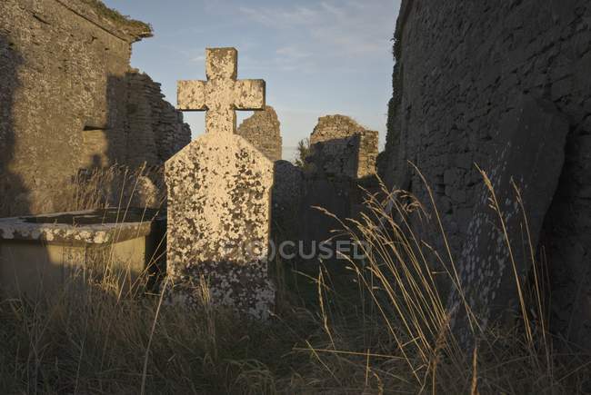 Tumbas antiguas en el cementerio - foto de stock