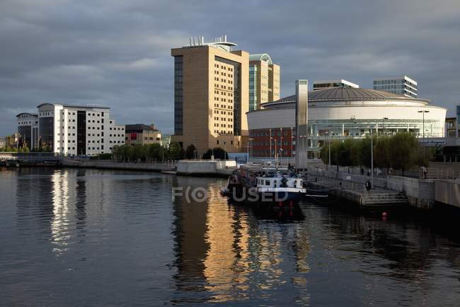 Waterfront Hall On River — Stock Photo