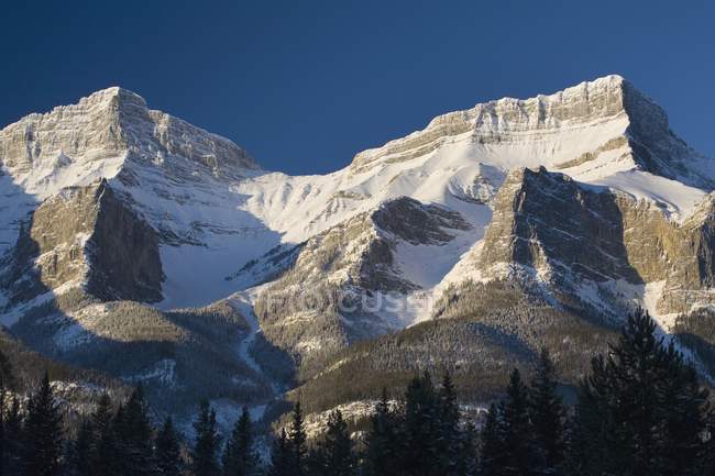 Montaña cubierta de nieve - foto de stock
